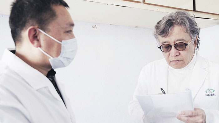 根据村医反映的情况,何伟委员(右)完善提案内容.jpg 根据村医反映的情况,何伟委员(右)完善提案内容.jpg